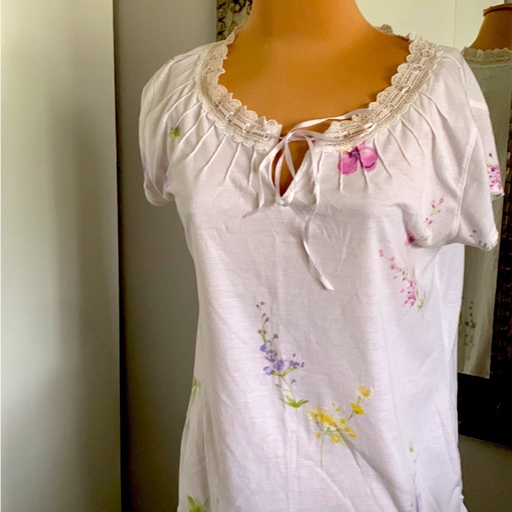 SWEET FEMININE BLOUSE.  WHITE WITH FLOWER MOTIF.  SIZE XS